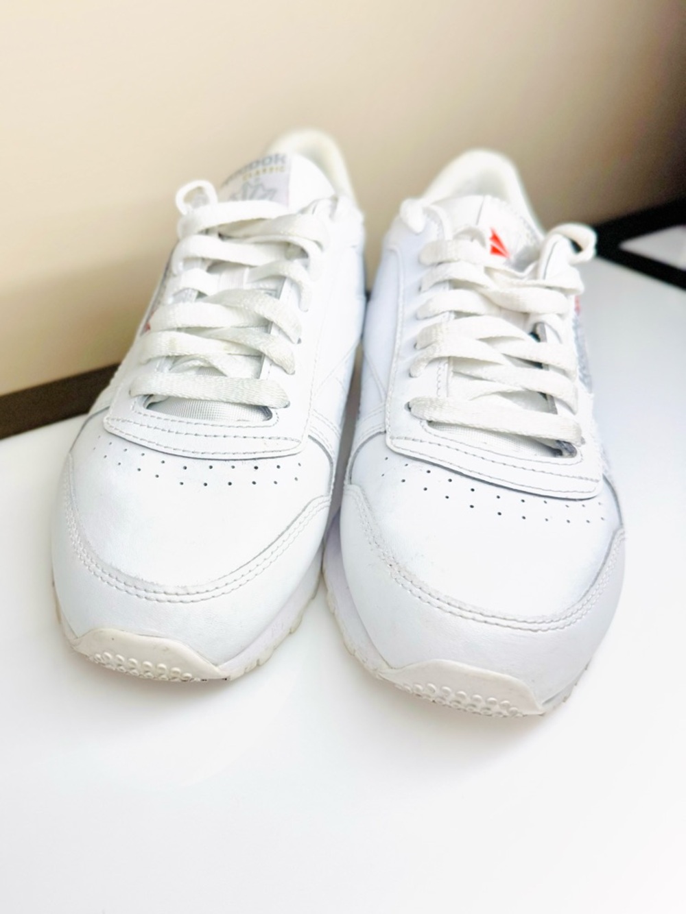 Reebok White Leather Vintage  Low-Top Sneaker Sz 7 Wms